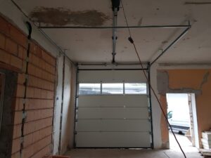 Кейс - Серые секционные ворота с остеклением, функциональное решение для гаража во Львовской области