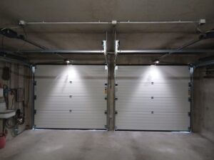 Кейс - Два белых секционных полотна FLUSH,  решение для двойного гаража с независимыми въездами