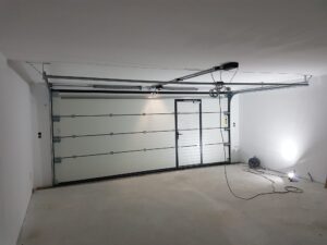 Кейс - Секционные ворота с калиткой и автоматикой Sommer — решение для частного дома в Киеве